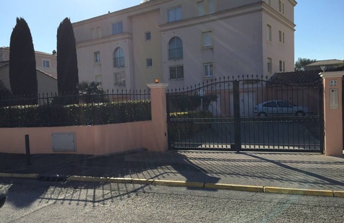Sanary-sur-Mer Apartment | BEAUTIFUL APARTMENT IN CLOSED RESIDENCE NEAR DOWNTOWN