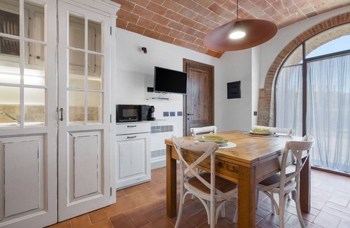 Monteriggioni Apartment | Beautiful apartment for 2 people with pool, WIFI, A/C, TV and pets allowed, close to Siena