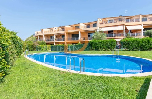 El Mas Isaac Apartment | Beautiful Apartment for 6 People with a Pool