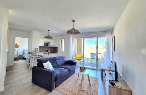 Saint-Coulomb Apartment | Beautiful apartment with balcony and garden