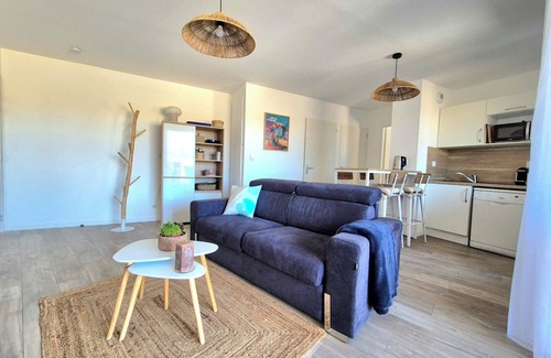 Saint-Coulomb Apartment | Beautiful apartment with balcony and garden