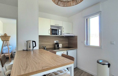 Saint-Coulomb Apartment | Beautiful apartment with balcony and garden