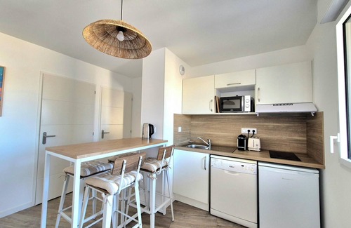 Saint-Coulomb Apartment | Beautiful apartment with balcony and garden