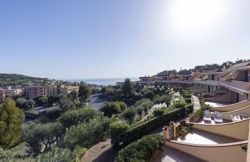 Pantai Apartment | Beautiful apartment for 6 guests with pool, WIFI, TV and terrace