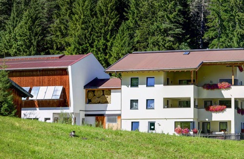 Sankt Anton am Arlberg Villa | Beautiful apartment in villa for 3 people with WIFI, TV, balcony, pets allowed and panoramic view