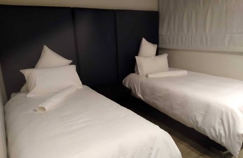 Greater Johannesburg Metropolitan Area Apartment | Beautiful apartment - shops, restaurants, beauty salon in centre.