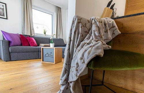 Mariapfarr Apartment | Beautiful apartment for 6 guests with hot tub, WIFI, pool, TV, terrace and parking