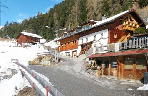 Sankt Anton am Arlberg Apartment | Beautiful apartment for 10 people with WIFI, TV, terrace and parking