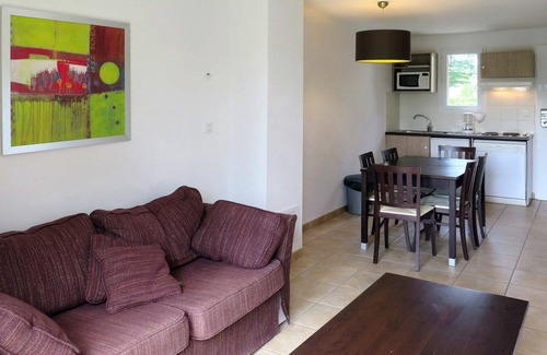 Barbaste Apartment | Beautiful apartment for 6 people with WIFI, pool, TV, terrace, pets allowed and parking
