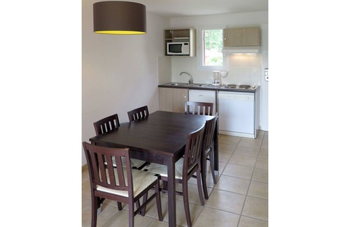 Barbaste Apartment | Beautiful apartment for 6 people with WIFI, pool, TV, terrace, pets allowed and parking