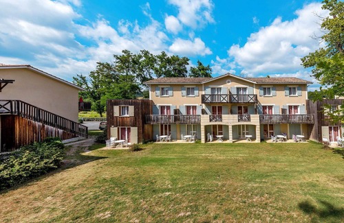 Barbaste Apartment | Beautiful apartment for 6 people with WIFI, pool, TV, terrace, pets allowed and parking