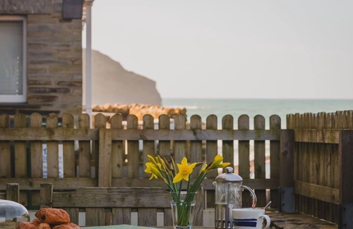 Trebarwith Apartment | Beautiful apartment for 4 people with WIFI, TV, patio and pets allowed