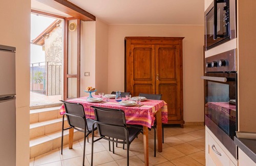 Maccagno Apartment | Beautiful apartment for 5 guests with TV, terrace and pets allowed