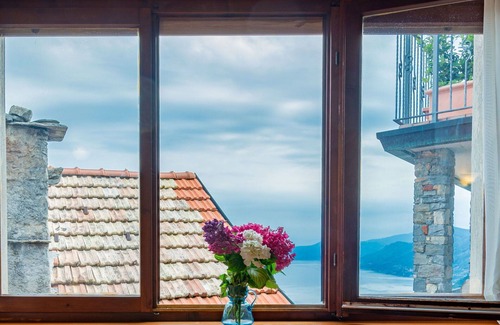 Maccagno Apartment | Beautiful apartment for 5 guests with TV, terrace and pets allowed