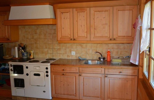 Lauenen Apartment | Beautiful apartment for 7 people with WIFI, TV, balcony and pets allowed