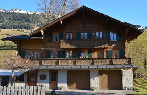 Lauenen Apartment | Beautiful apartment for 7 people with WIFI, TV, balcony and pets allowed