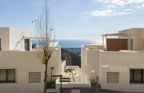 Marbella Apartment | Beautiful apartment for 3 guests with WIFI, pool, A/C, TV and terrace