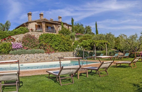 Allerona Apartment | Beautiful apartment for 4 guests with WIFI, pool, TV, patio and pets allowed
