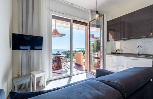 Varazze Apartment | Beautiful apartment for 6 guests with hot tub, WIFI, A/C, TV, terrace and pets allowed