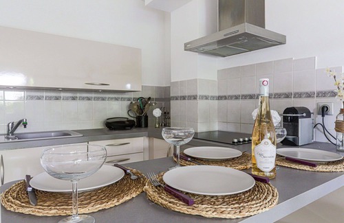Eze Apartment | Beautiful apartment for 4 people with WIFI, pool, TV, terrace and pets allowed