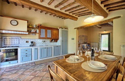 San Pietro in Bossolo Apartment | Beautiful apartment for 6 people with pool, A/C, WIFI and panoramic view, close to Greve In Chia.