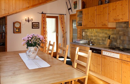 Prutz Apartment | Beautiful apartment for 8 guests with WIFI, TV and balcony