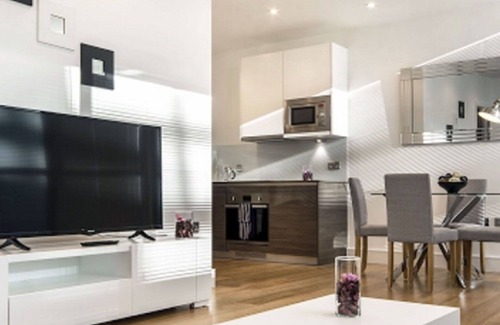 London Borough of Hounslow Apartment | Beautiful apartment for 2 guests with WIFI and TV