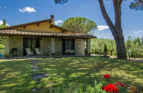 Bucine Apartment | Beautiful apartment for 4 people with pool, WIFI, TV, terrace and pets allowed