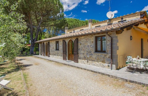 Bucine Apartment | Beautiful apartment for 4 people with pool, WIFI, TV, terrace and pets allowed