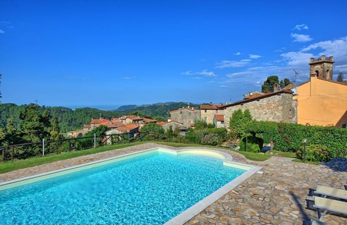 Massarosa Apartment | Beautiful apartment for 4 guests with WIFI, pool, TV and panoramic view, close to Viareggio