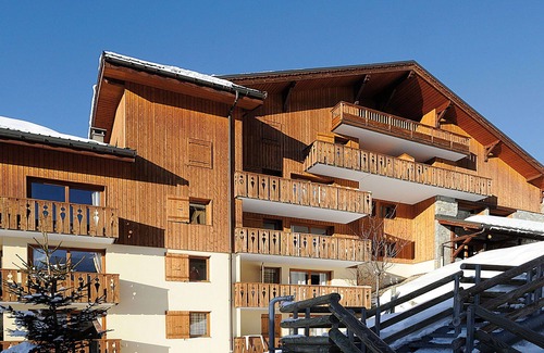 Peisey-Nancroix Apartment | Beautiful apartment for 8 guests with WIFI, pool, TV, terrace and pets allowed