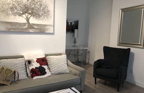 Bloor-Yorkville Condo | Beautiful Apartment in the Heart of Yorkville