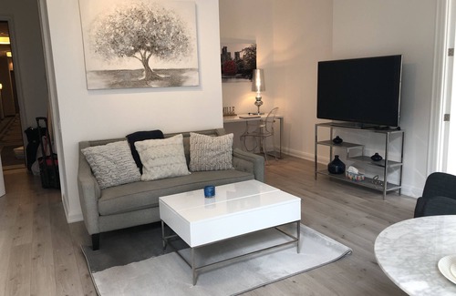 Bloor-Yorkville Condo | Beautiful Apartment in the Heart of Yorkville