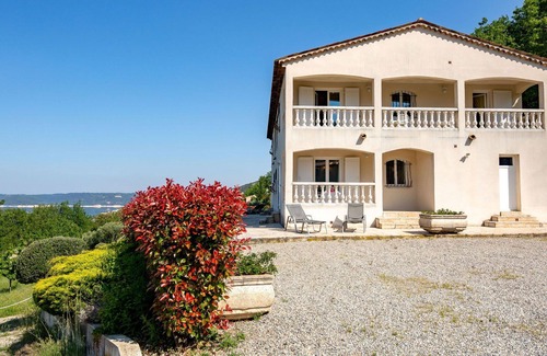 Bauduen Villa | Beautiful apartment in villa for 6 guests with WIFI, TV, balcony, pets allowed and panoramic view