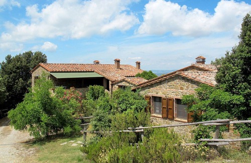 Paciano Villa | Beautiful apartment in villa for 4 guests with pool, WIFI, TV, terrace and pets allowed