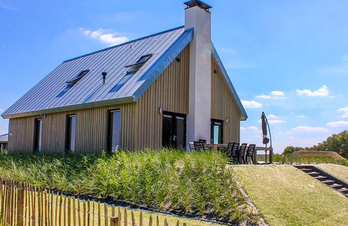 Tholen House | Beautiful apartment in villa for 10 guests with hot tub, WIFI, TV and parking