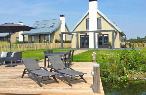 Tholen House | Beautiful apartment in villa for 10 guests with hot tub, WIFI, TV and parking