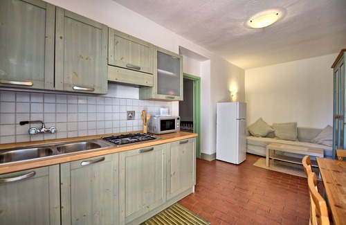 Pontassieve Villa | Beautiful apartment in villa for 2 guests with WIFI, A/C, pool, TV, pets allowed and panoramic v.