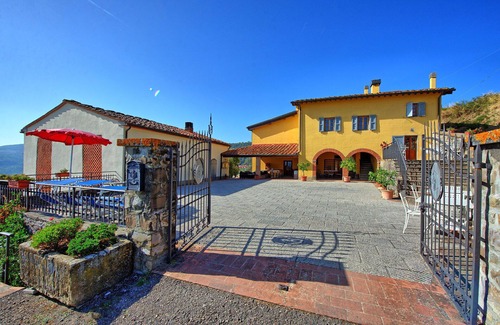 Pontassieve Villa | Beautiful apartment in villa for 2 guests with WIFI, A/C, pool, TV, pets allowed and panoramic v.