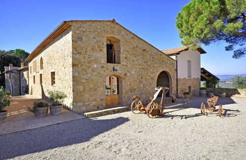 Poggibonsi Apartment | Beautiful apartment for 6 guests with A/C, WIFI, pool, TV and panoramic view, close to San Gimig.
