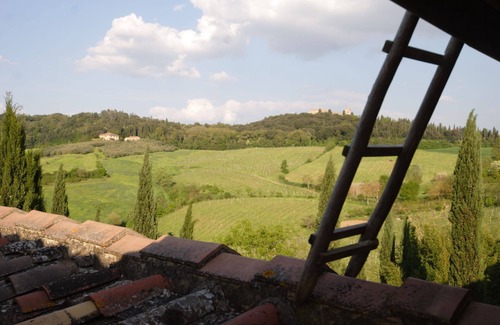 Poggiarello Villa | Beautiful apartment in villa with pool, WIFI, TV, patio and panoramic view, close to San Gimignano