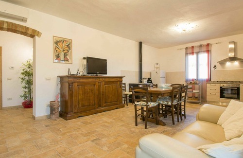 Pomarance Villa | Beautiful apartment in villa for 12 people with WIFI, A/C, TV, patio and pets allowed