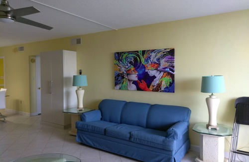 Hollywood South Central Beach Condo | Beautiful apartment on the beach. Look at the sea from your balcony .