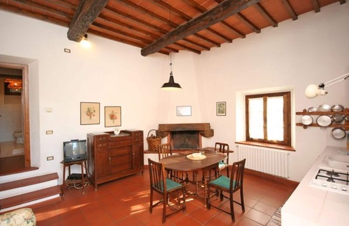 Montelupo Fiorentino Apartment | Beautiful apartment with WIFI, pool, TV, pets allowed, panoramic view and parking, close to Flor.