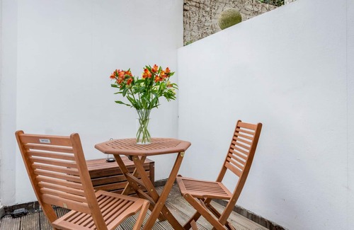 Redcliffe Apartment | Beautiful Apartment with Patio in Chelsea