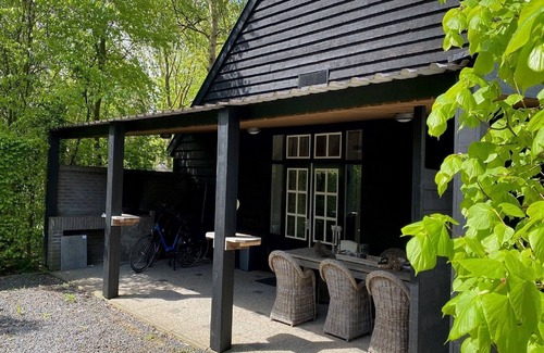Elst Apartment | Beautiful apartment with covered terrace, in a holiday park near Rhenen
