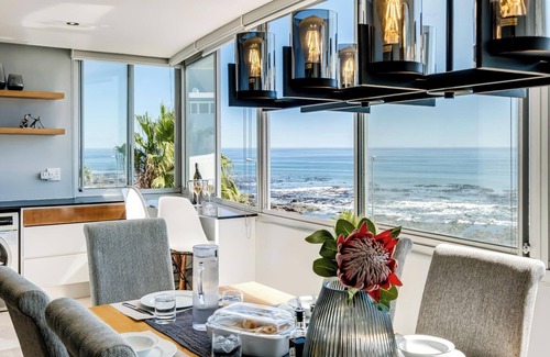 Mouille Point Apartment | Beautiful Apartment walking Distance to the Ocean (Atlantic Views)