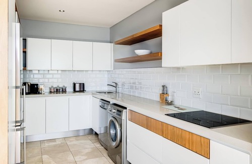 Mouille Point Apartment | Beautiful Apartment walking Distance to the Ocean (Atlantic Views)