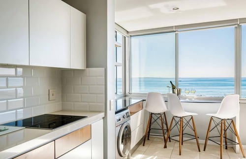 Mouille Point Apartment | Beautiful Apartment walking Distance to the Ocean (Atlantic Views)