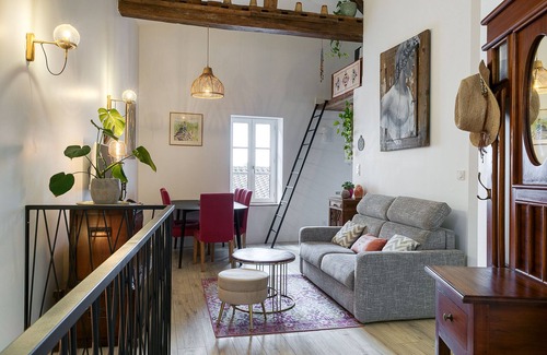 Trevoux Apartment | Beautiful artist's duplex in the historic center